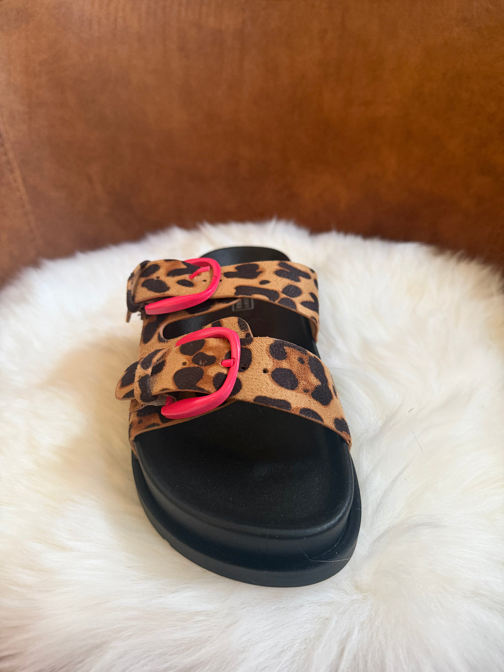 Slippers met dubbele tijgerprint riem en fluo roos accent