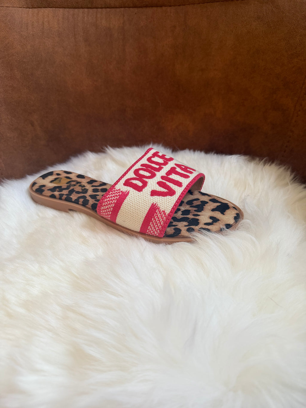 Slipper met luipaard print en rood/roos accent