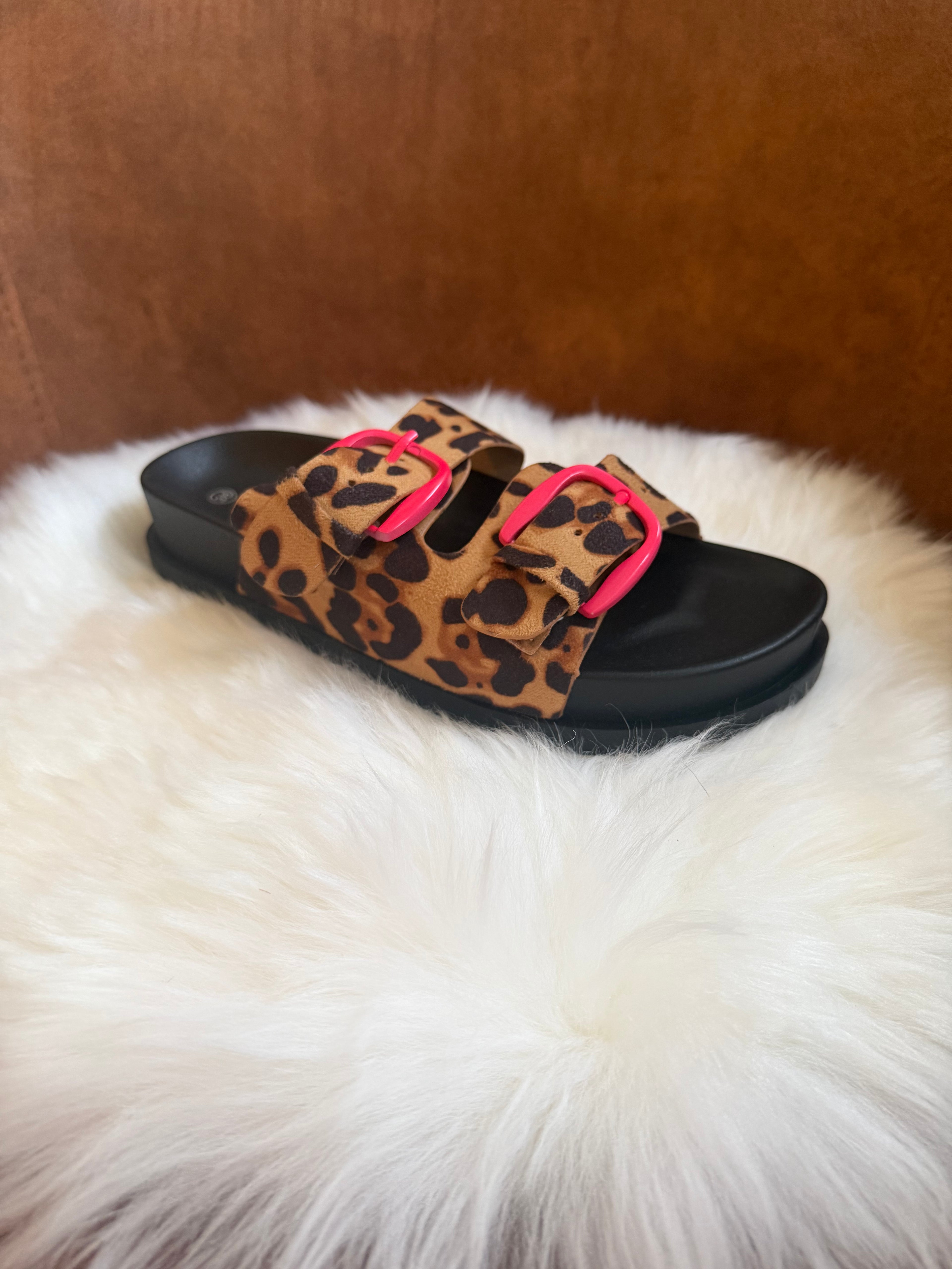 Slippers met dubbele tijgerprint riem en fluo roos accent
