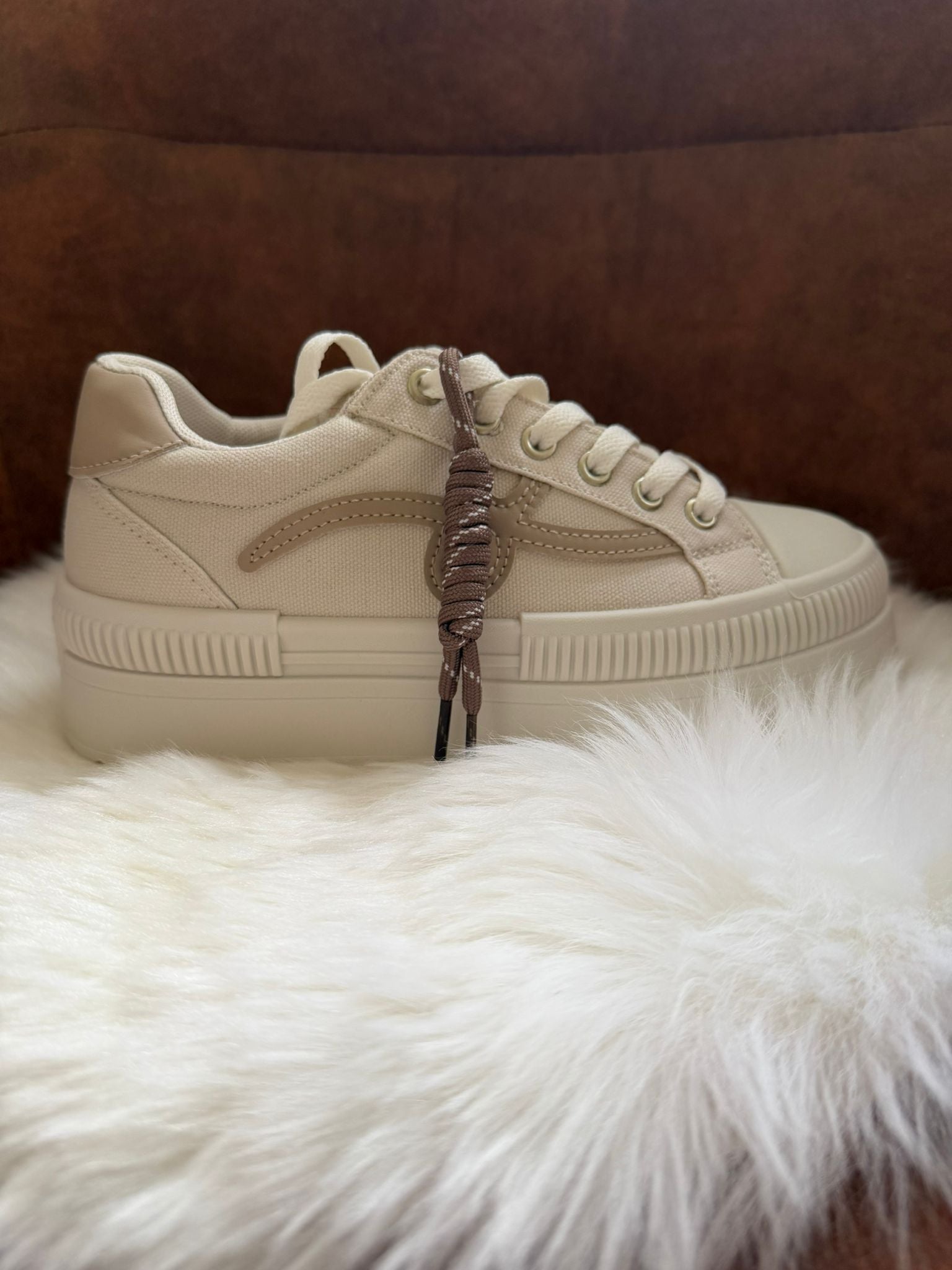 Sneaker beige met bruine koord