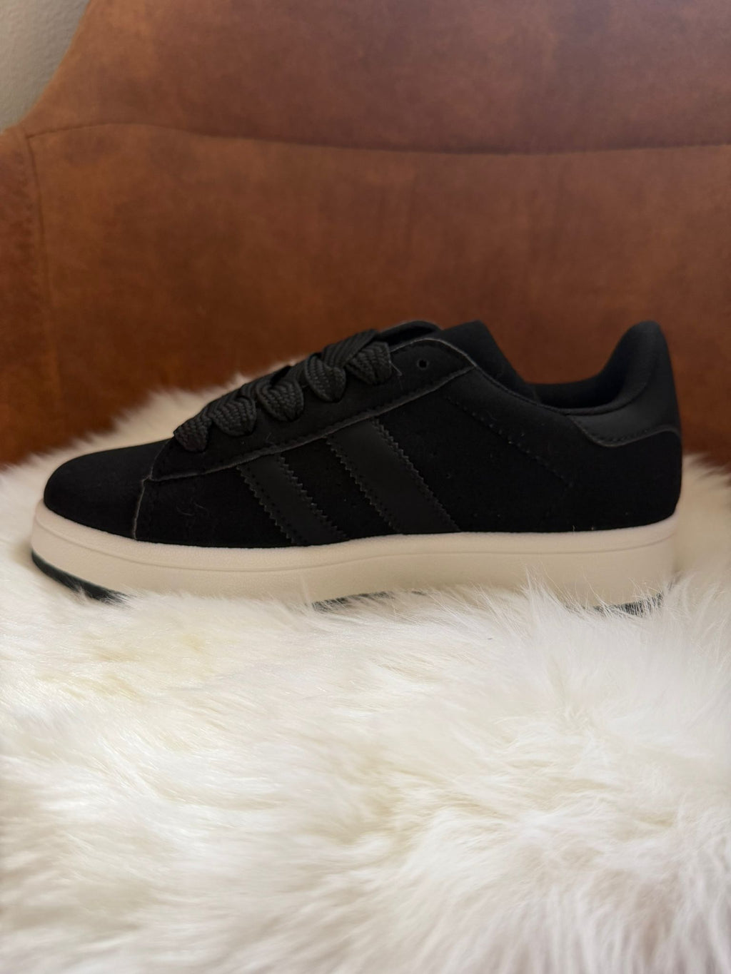 Zwarte sneakers met dikke veters