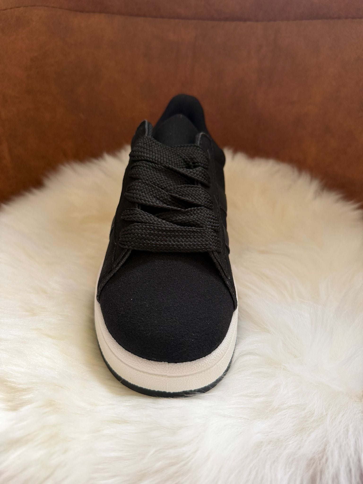 Zwarte sneakers met dikke veters
