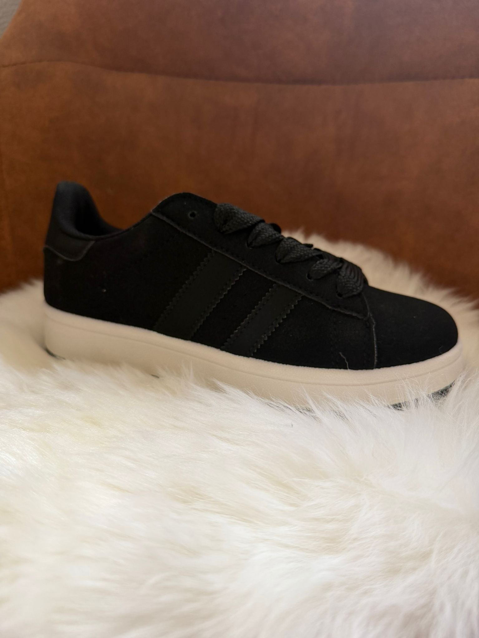 Zwarte sneakers met dikke veters