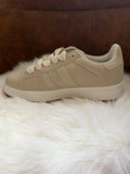 Beige sneakers met dikke veters