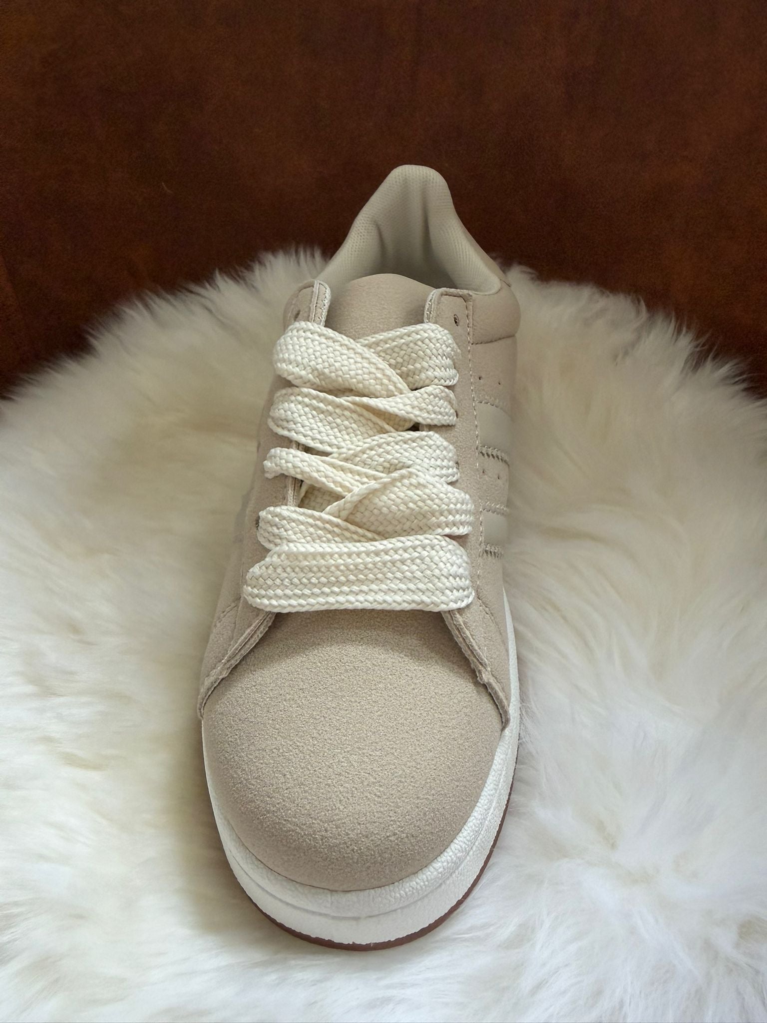 Beige sneakers met dikke veters