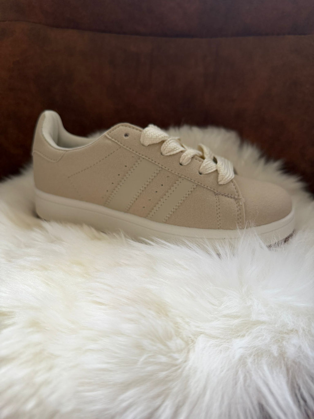 Beige sneakers met dikke veters