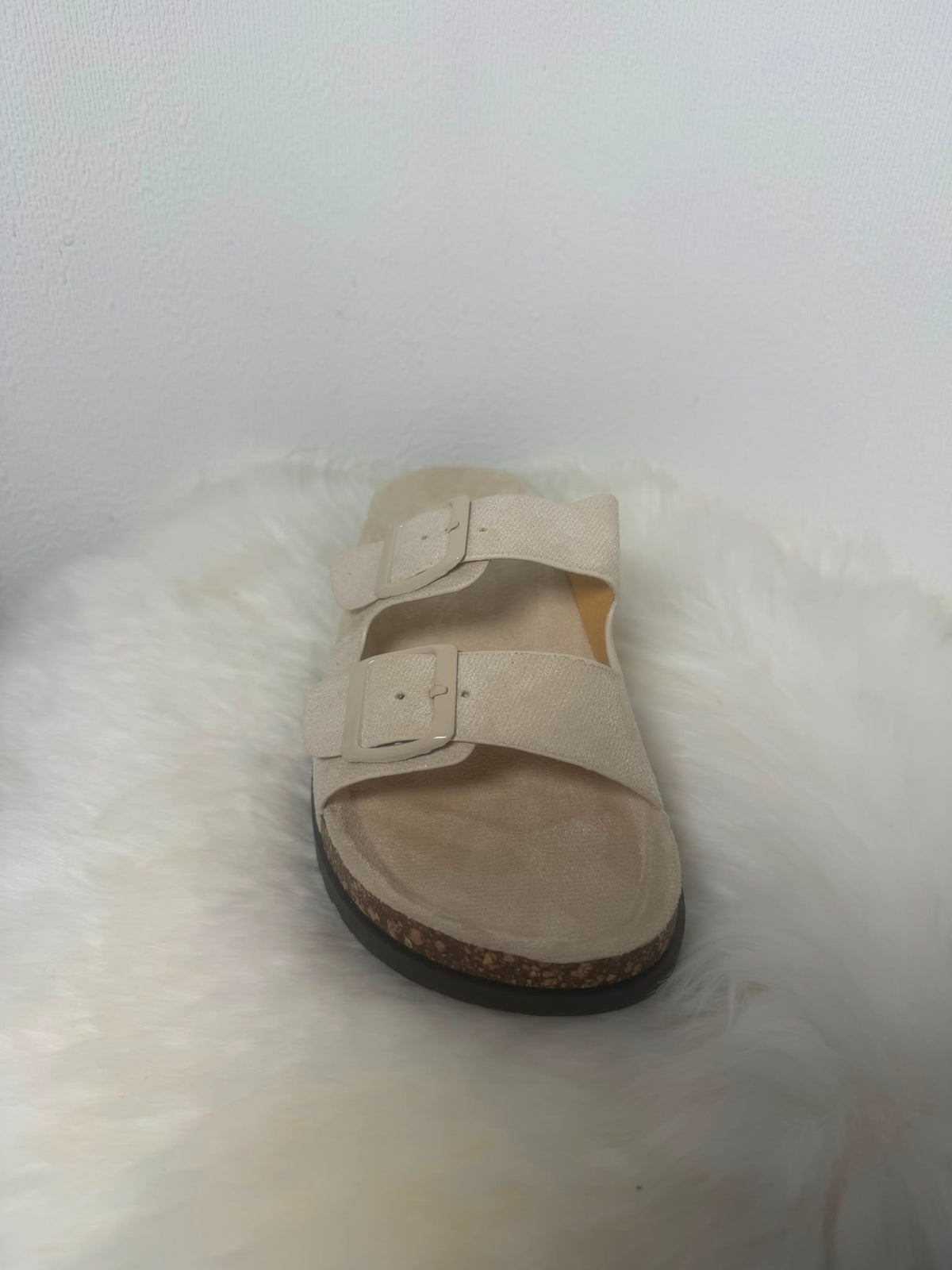 Bollie – beige slippers met dubbele verstelbare riem