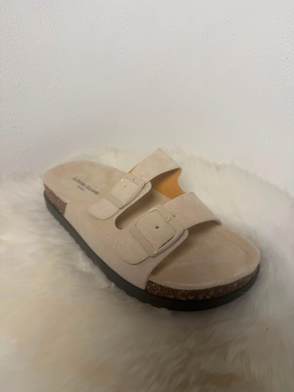 Bollie – beige slippers met dubbele verstelbare riem